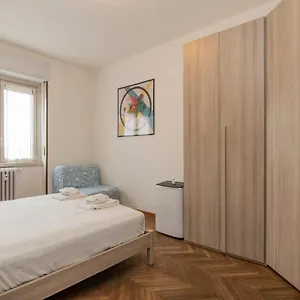 i-host-apartment-giambellino-40.it-lombardy.com/